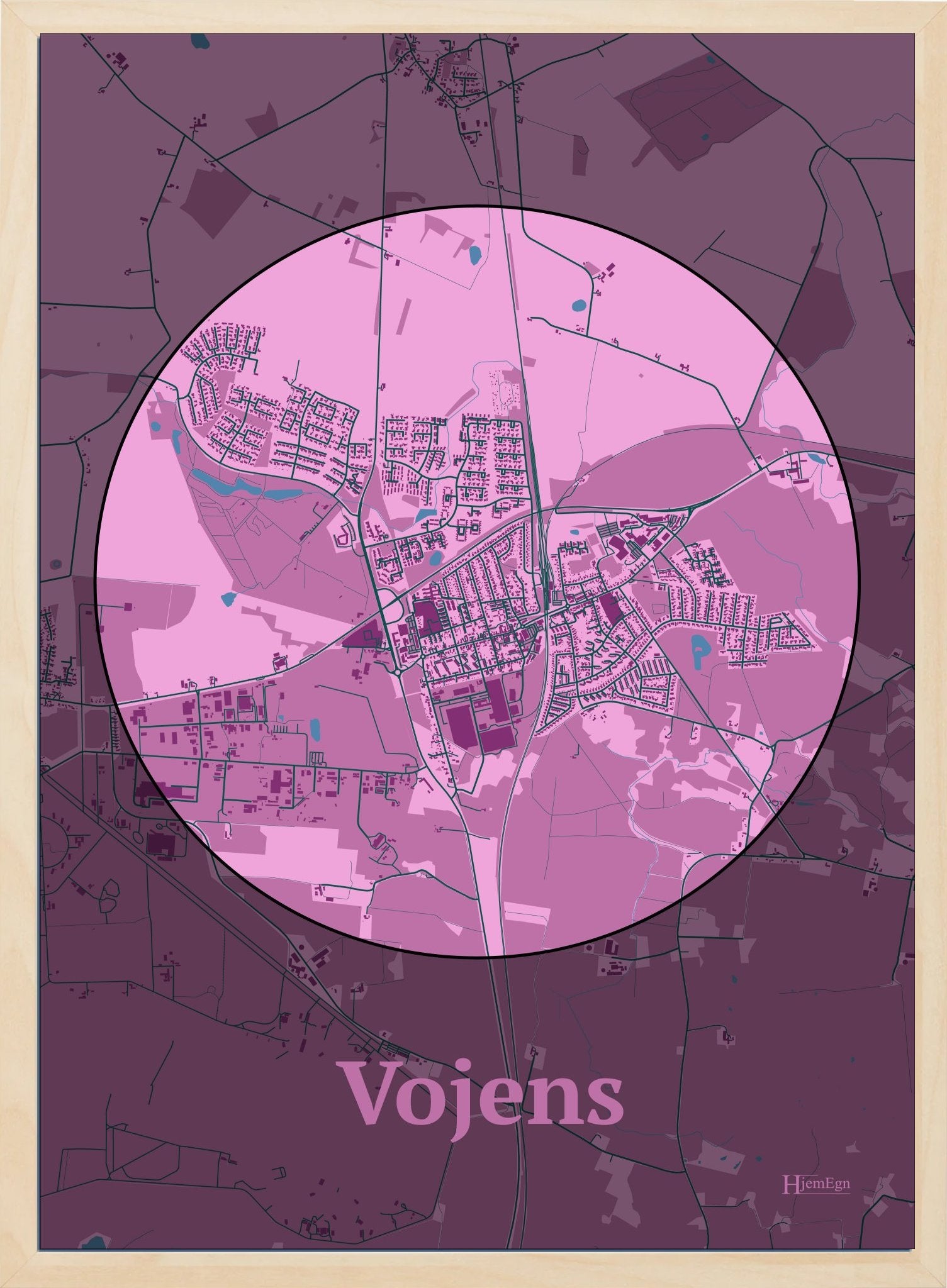 Vojens plakat i farve pastel rød og HjemEgn.dk design centrum. Design bykort for Vojens